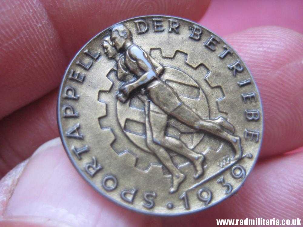 & original German HJ PLASTIC BADGE with date - 1939, maker: RZM M9/25 - Image 5