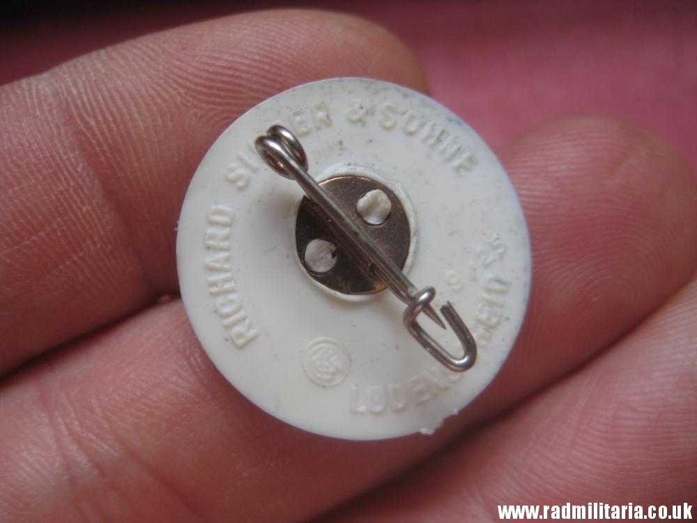 & original German HJ PLASTIC BADGE with date - 1939, maker: RZM M9/25 - Image 3