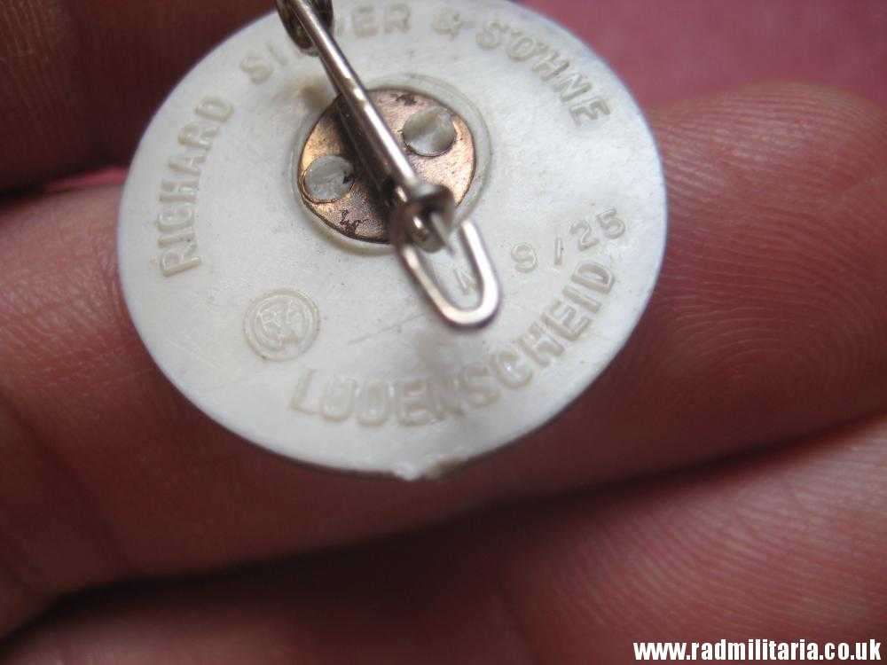 & original German HJ PLASTIC BADGE with date - 1939, maker: RZM M9/25 - Image 6