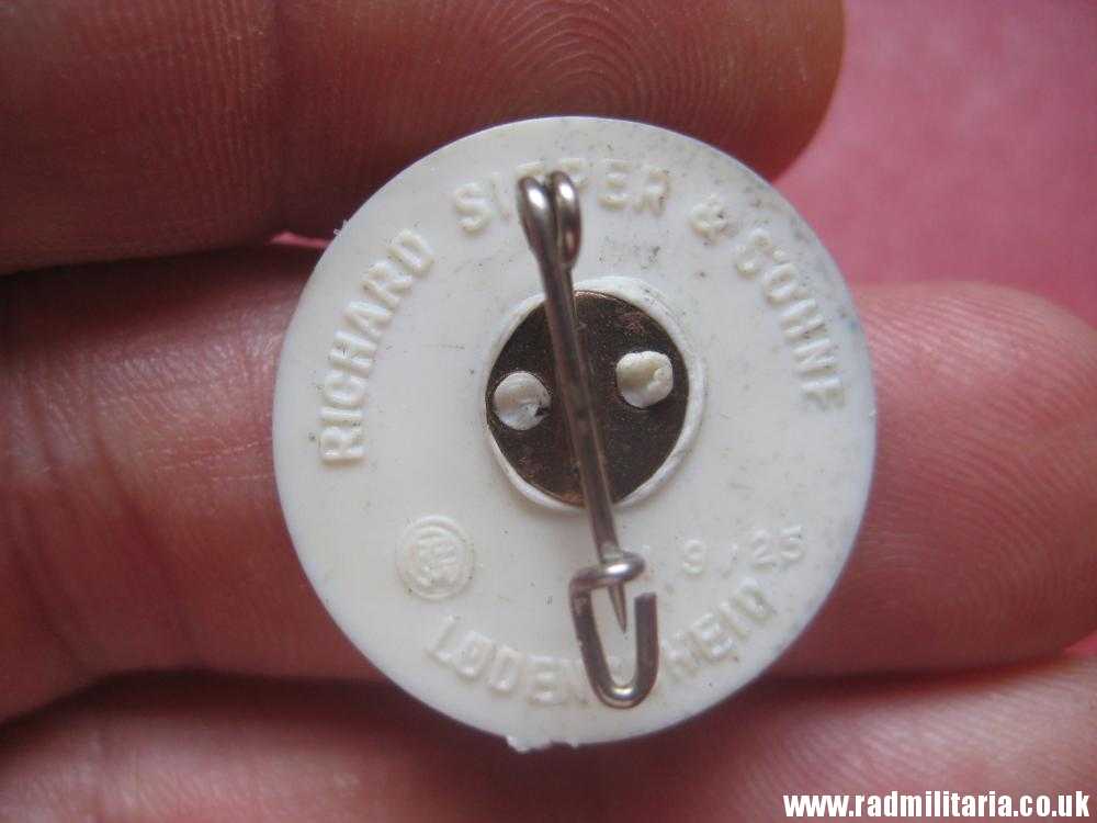 & original German HJ PLASTIC BADGE with date - 1939, maker: RZM M9/25 - Image 7