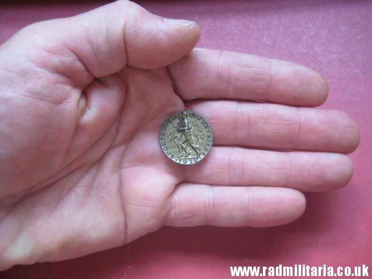 & original German HJ PLASTIC BADGE with date - 1939, maker: RZM M9/25 - Image 9