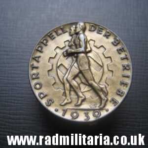 & original German HJ PLASTIC BADGE with date - 1939, maker: RZM M9/25