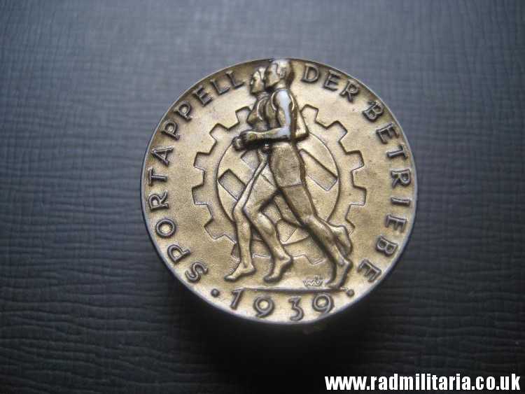 & original German HJ PLASTIC BADGE with date - 1939, maker: RZM M9/25