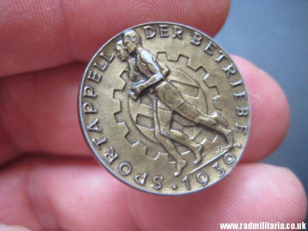 & original German HJ PLASTIC BADGE with date - 1939, maker: RZM M9/25 - Image 16