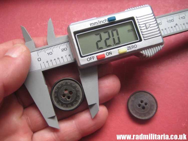 & SET of 2 WW2 German PLASTIC BUTTONS with swastika - RZM 6 & RZM 10, genuine. - Image 10