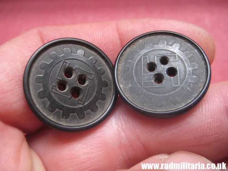 & SET of 2 WW2 German PLASTIC BUTTONS with swastika - RZM 6 & RZM 10, genuine. - Image 2