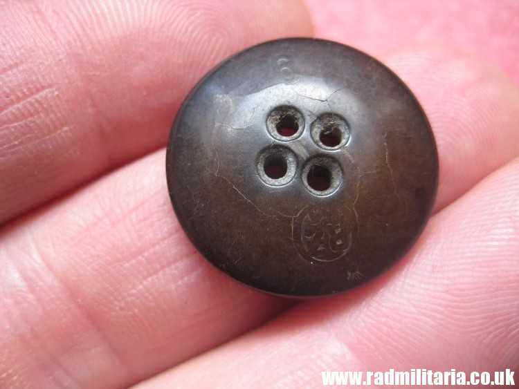 & SET of 2 WW2 German PLASTIC BUTTONS with swastika - RZM 6 & RZM 10, genuine. - Image 5