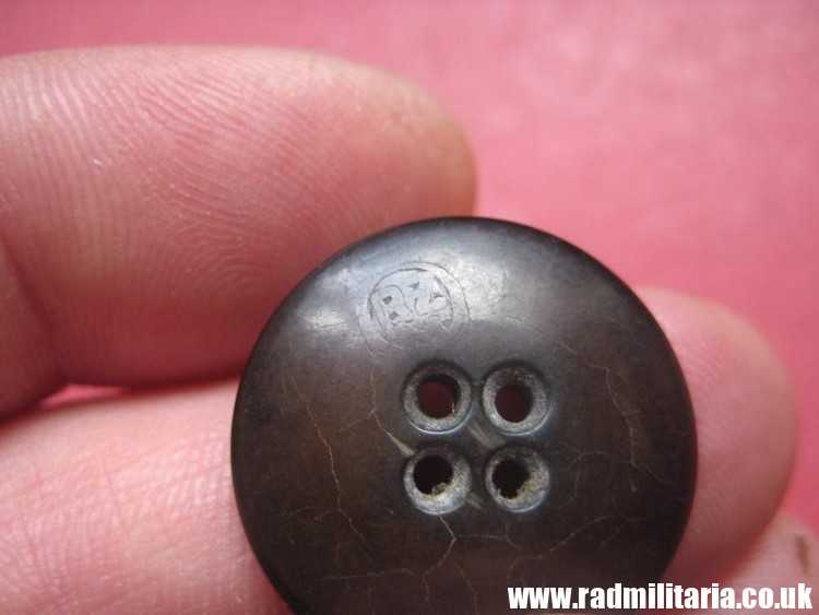 & SET of 2 WW2 German PLASTIC BUTTONS with swastika - RZM 6 & RZM 10, genuine. - Image 8