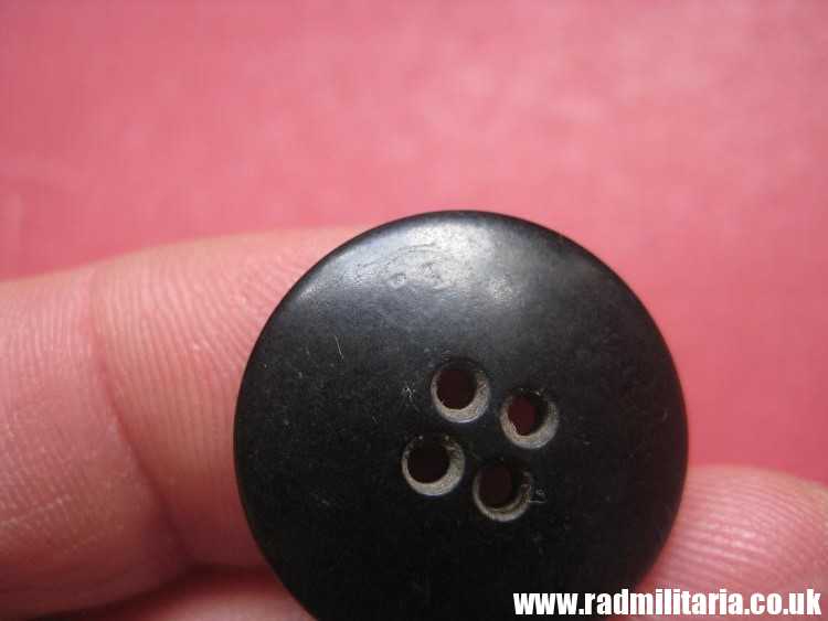 & SET of 2 WW2 German PLASTIC BUTTONS with swastika - RZM 6 & RZM 10, genuine. - Image 11