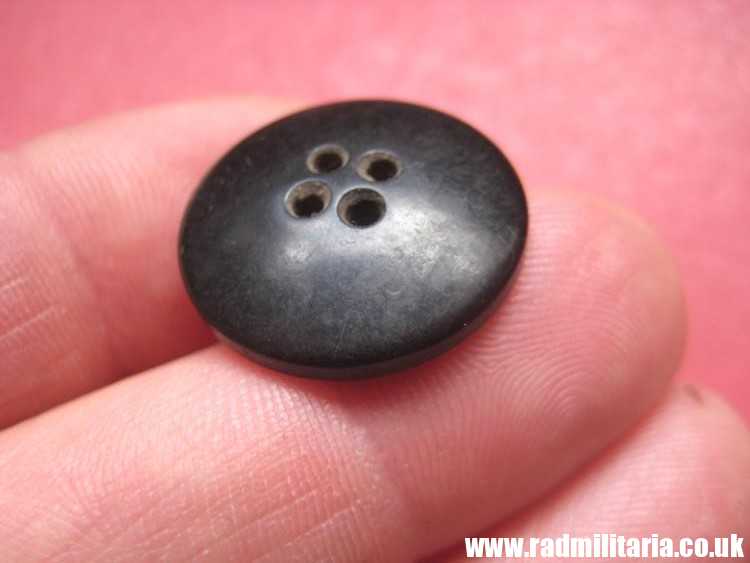 & SET of 2 WW2 German PLASTIC BUTTONS with swastika - RZM 6 & RZM 10, genuine. - Image 12