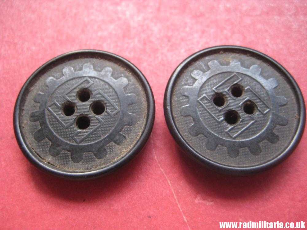 & SET of 2 WW2 German PLASTIC BUTTONS with swastika - RZM 5, original. - Image 2