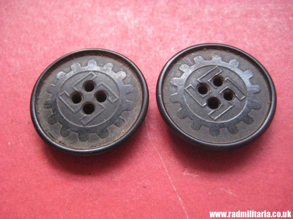 & SET of 2 WW2 German PLASTIC BUTTONS with swastika - RZM 5, original.