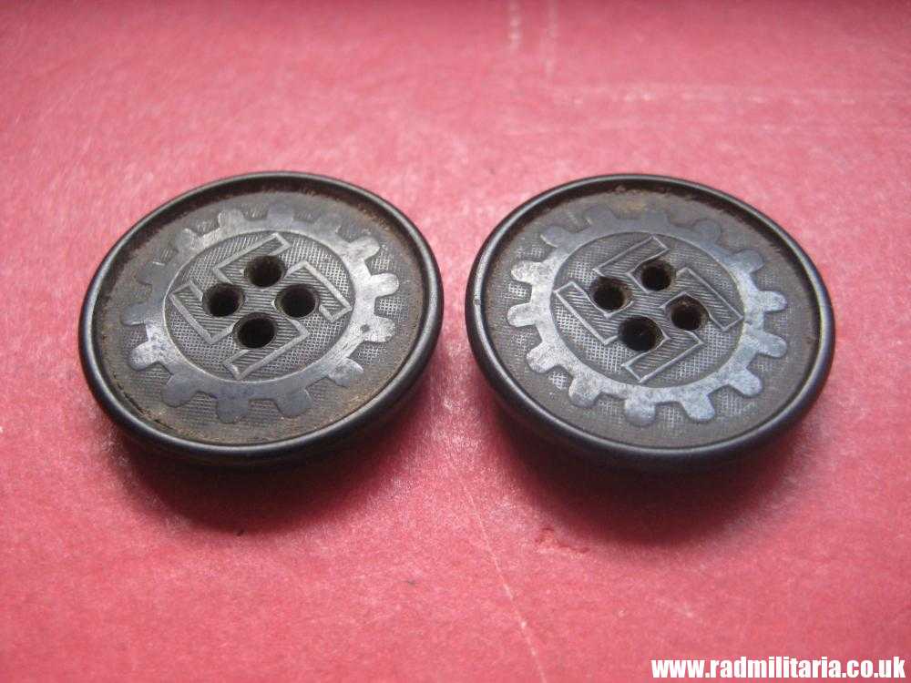 & SET of 2 WW2 German PLASTIC BUTTONS with swastika - RZM 5, original. - Image 5