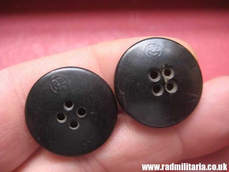 & SET of 2 WW2 German PLASTIC BUTTONS with swastika - RZM 5, original. - Image 6