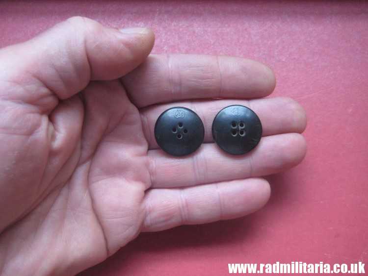 & SET of 2 WW2 German PLASTIC BUTTONS with swastika - RZM 5, original. - Image 10