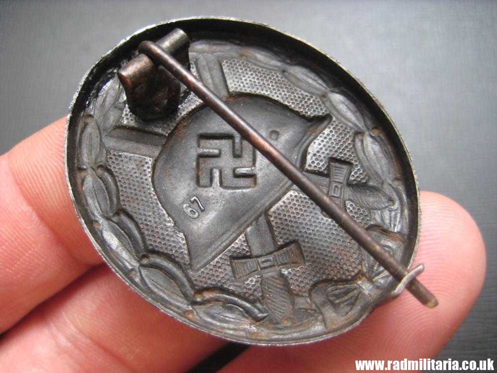 & WW2 original German WOUND BADGE in BLACK in good used condition. - Image 4