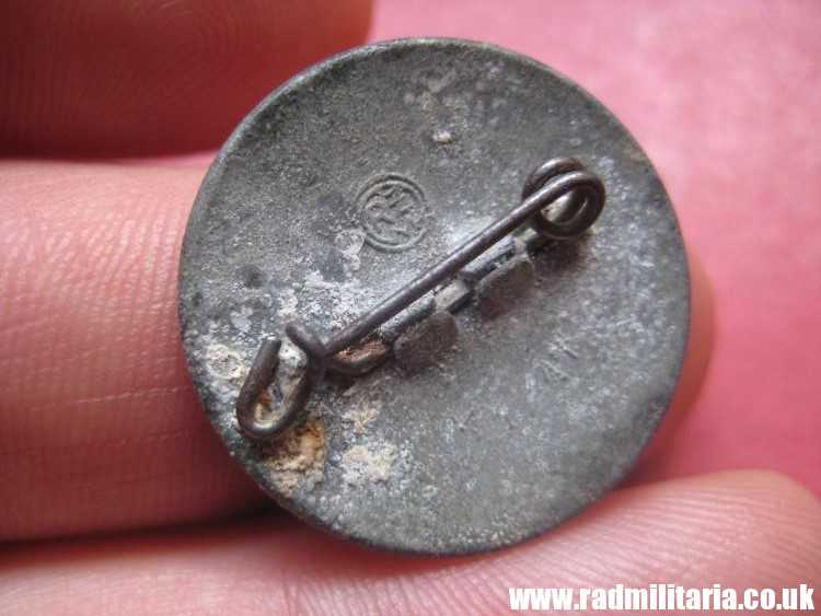 & WW2 German NSDAP late war membership BADGE marked: RZM M1/17 zinc. - Image 3