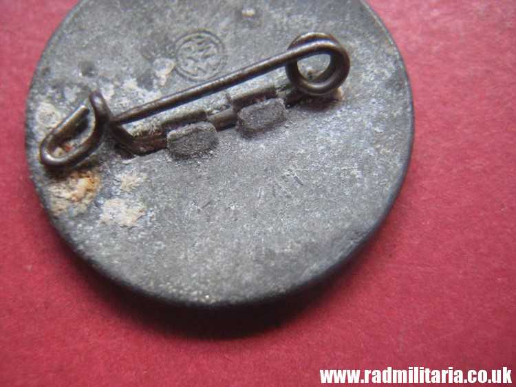 & WW2 German NSDAP late war membership BADGE marked: RZM M1/17 zinc. - Image 6