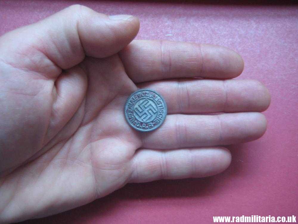 & WW2 German NSDAP late war membership BADGE marked: RZM M1/17 zinc. - Image 14