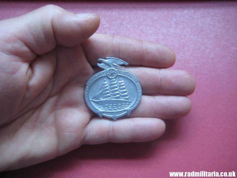 & WW2 1935 German SEEFAHRT IST NOT - MARINE - SEA DAY Genuine tinnie badge, maker: PRAGEANSTALT HAHL Pforzheim. - Image 5