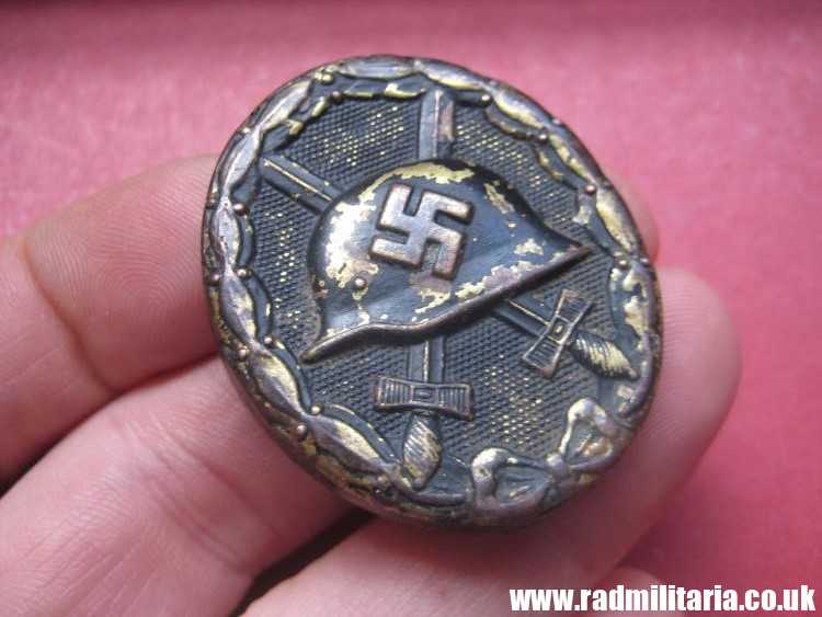 & WW2 original German WOUND BADGE in BLACK - made of brass, metal detecting find.