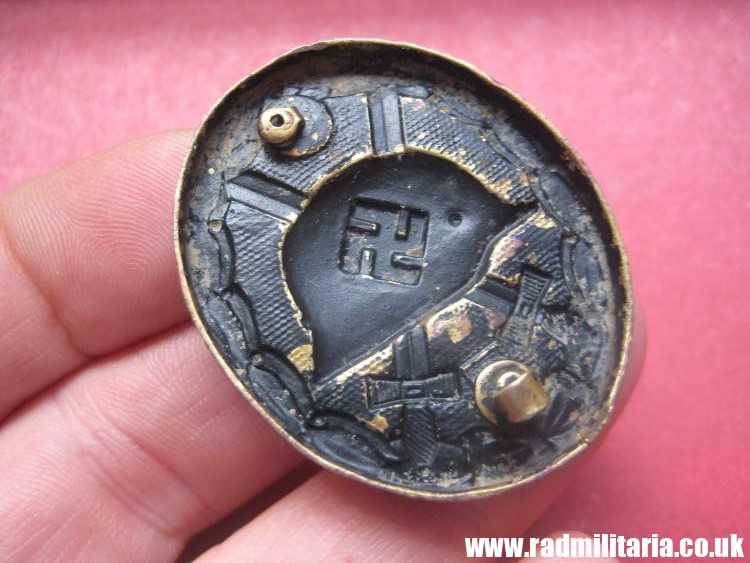 & WW2 original German WOUND BADGE in BLACK - made of brass, metal detecting find. - Image 4