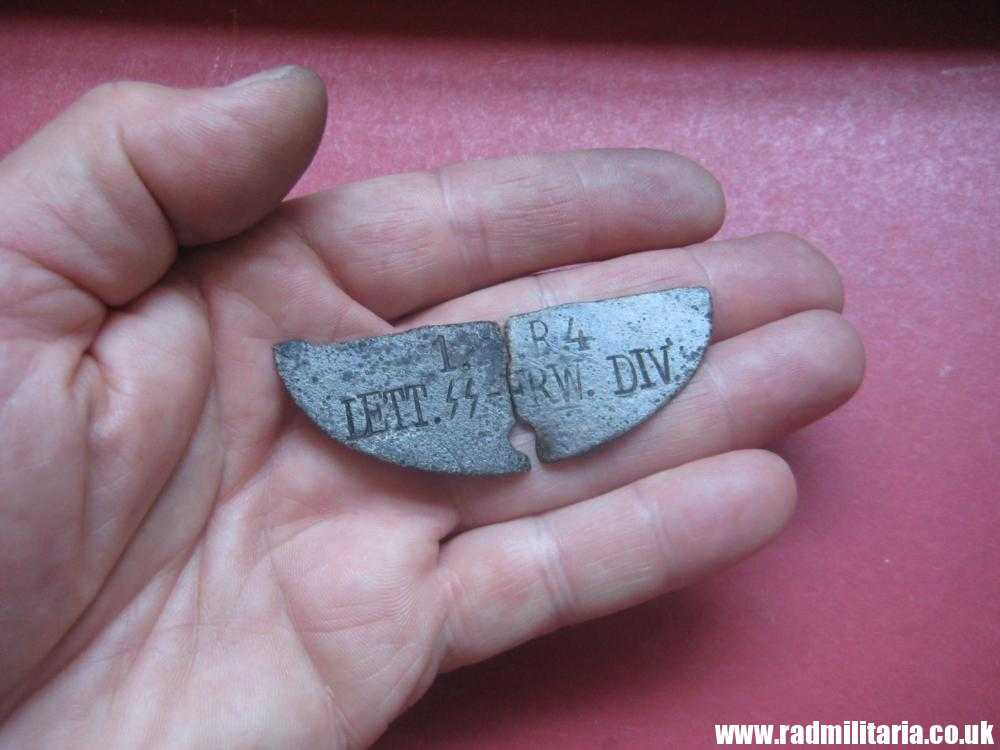 & WW2 original SS DOG TAG ID Disc badly damaged: LETTLAND - 1./R.4 LETT.SS.FRW.DIV. 190, genuine.