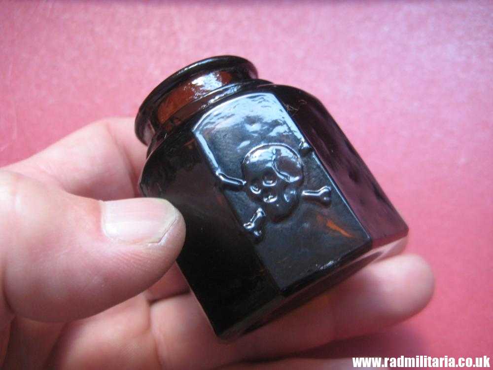 & unknown old brown color GLASS BOTTLE with SKULL - metal detecting find. - Image 2