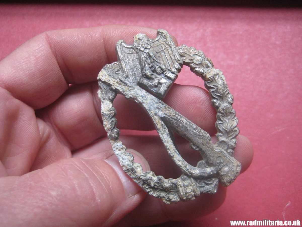 & original WW2 German Infantry ASSAULT BADGE, INFANTERIE-STURMABZEICHEN poor condition, maker marks: "GWL"