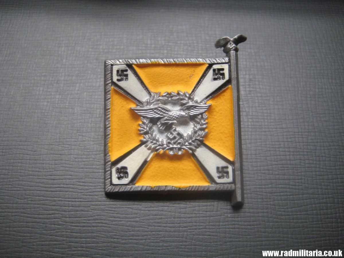 & WW2 German PLASTIC tinnie BADGE: WHW Regiment Luftwaffe FLAG - FLIEGERTRUPPE Su17, Standarten Der Luftwaffe.