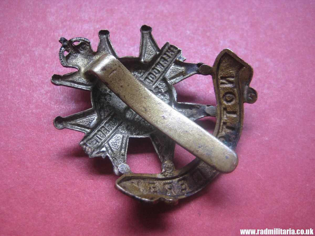 & original WW1/WW2 British CAP BADGE: Notts and Derby Regiment (Sherwood Foresters) bi-metal badge. - Image 5