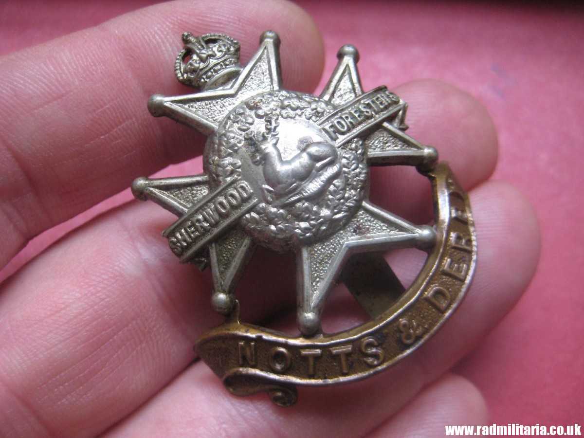 & original WW1/WW2 British CAP BADGE: Notts and Derby Regiment (Sherwood Foresters) bi-metal badge. - Image 4