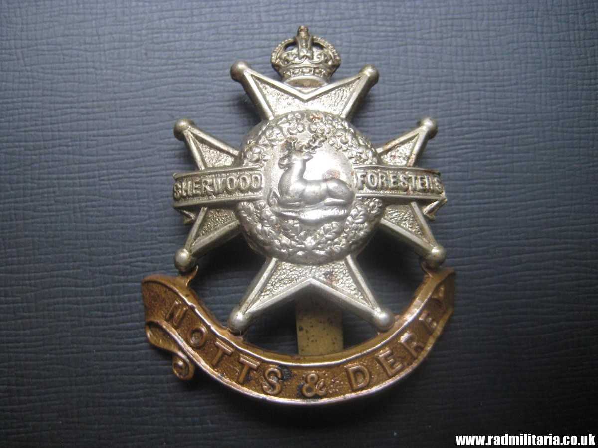 & original WW1/WW2 British CAP BADGE: Notts and Derby Regiment (Sherwood Foresters) bi-metal badge.