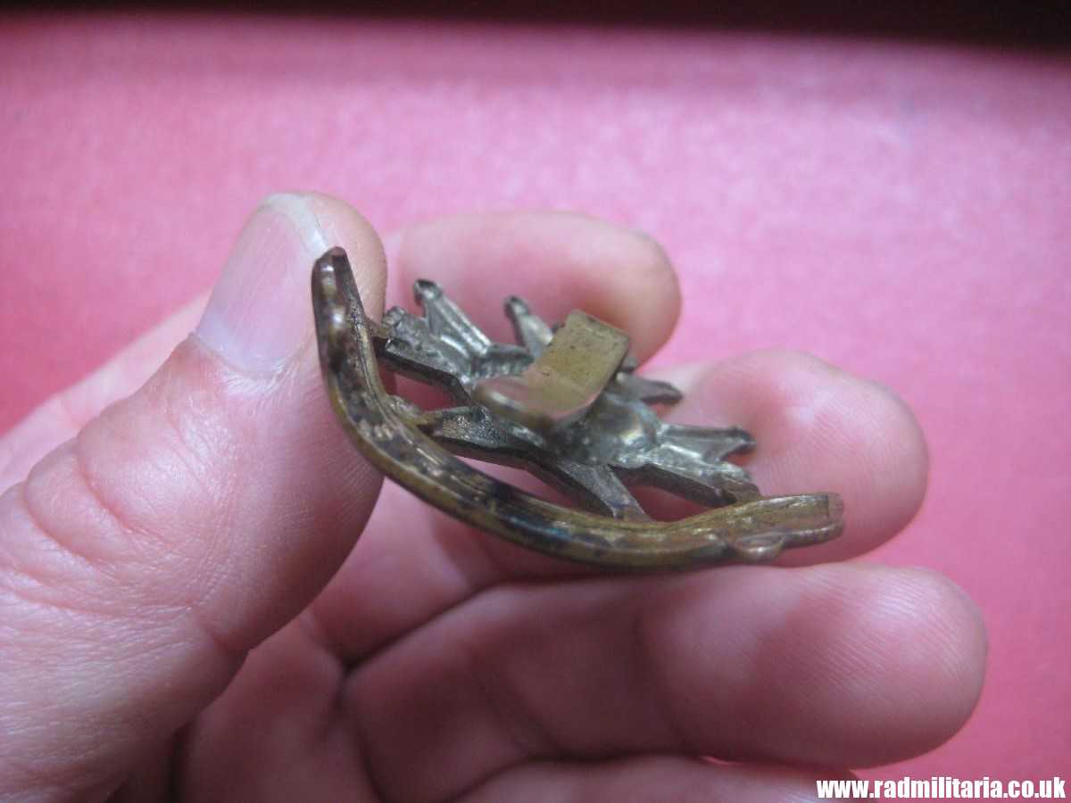 & original WW1/WW2 British CAP BADGE: Notts and Derby Regiment (Sherwood Foresters) bi-metal badge. - Image 18