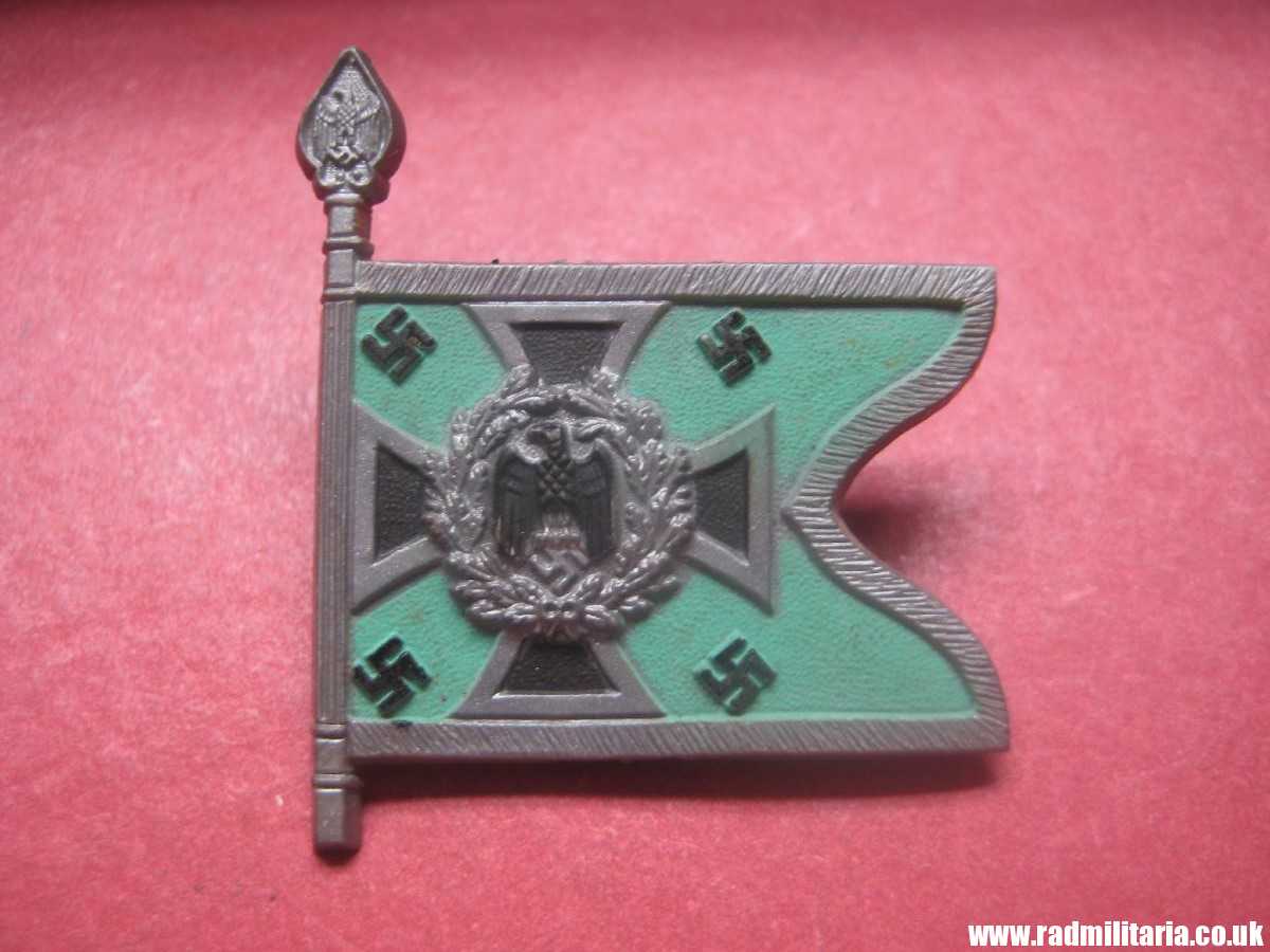 & WW2 German PLASTIC tinnie BADGE - WHW FLAG - SCHUTZEN UND KRAFTSCHUTZEN SU18, complete badge in very good condition.