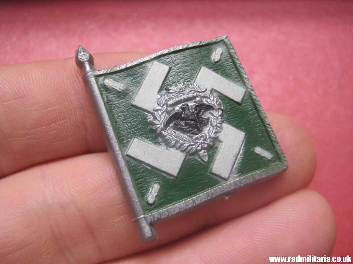& WW2 German PLASTIC tinnie BADGE: WHW- Regiment General Goring 4 We. in very good condition.