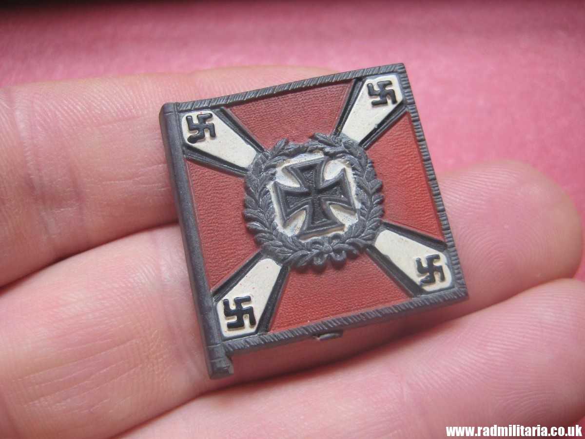 & WW2 German PLASTIC tinnie BADGE: WHW Regiment FLAG - FLAKARTILLERIE Su 12
