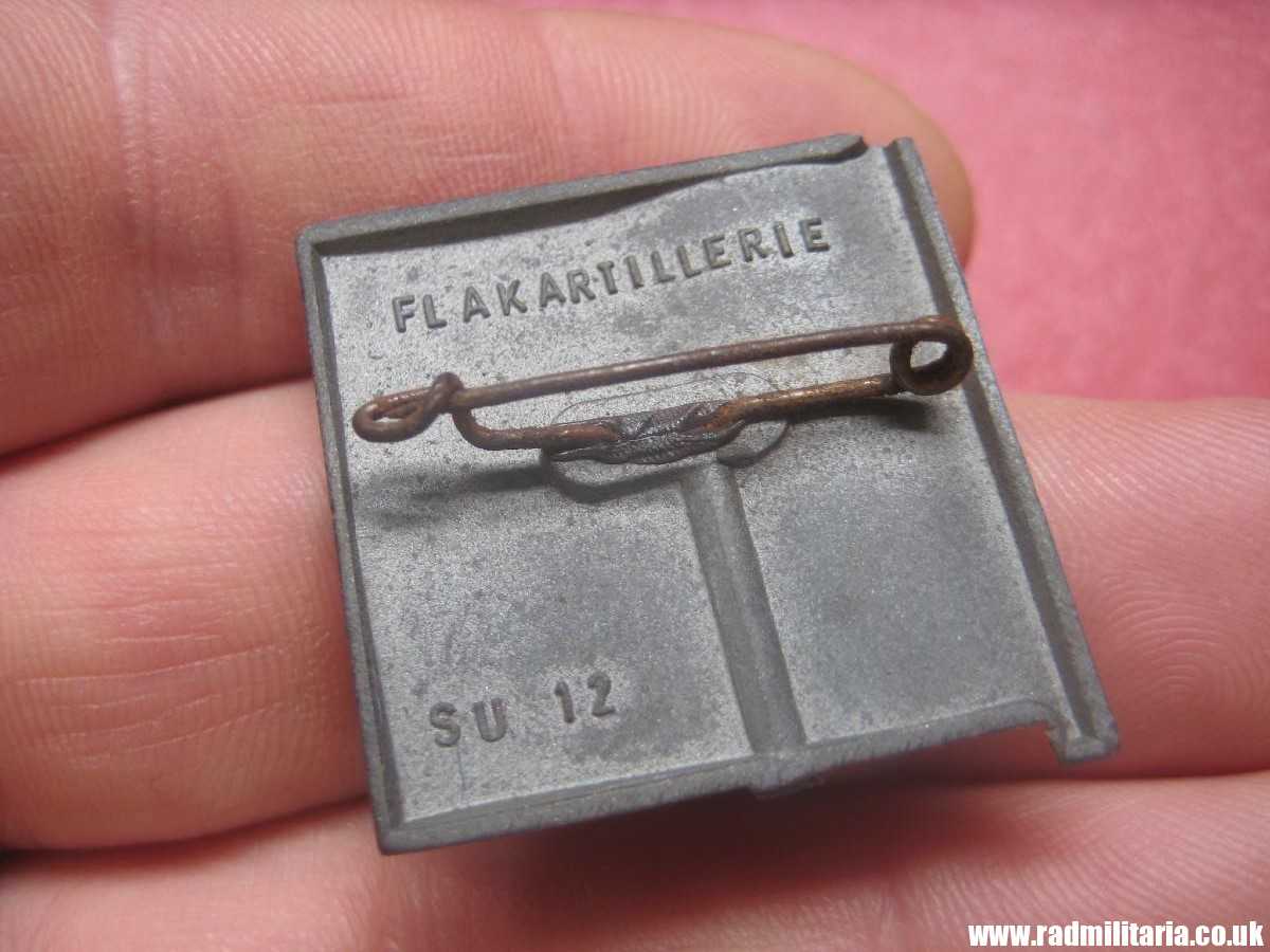 & WW2 German PLASTIC tinnie BADGE: WHW Regiment FLAG - FLAKARTILLERIE Su 12 - Image 3