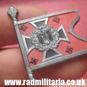 & WW2 German PLASTIC tinnie BADGE - WHW FLAG - KRAFTFAHRKAMPFTRUPPE SU16 in very good condition.