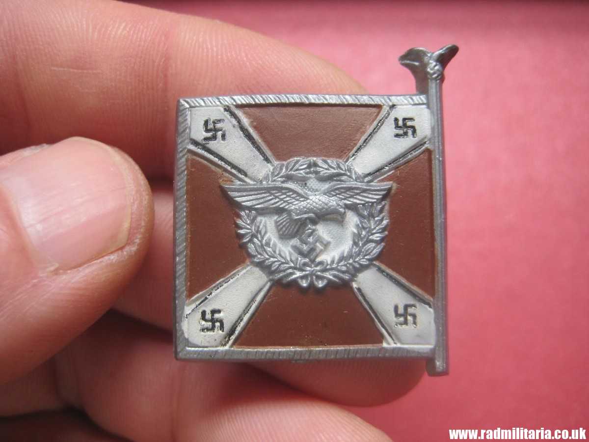 & WW2 German PLASTIC tinnie BADGE: WHW Regiment Luftwaffe FLAG - LUFTNACHRICHTENTRUPPE 4We. Standarten Der Luftwaffe. - Image 2