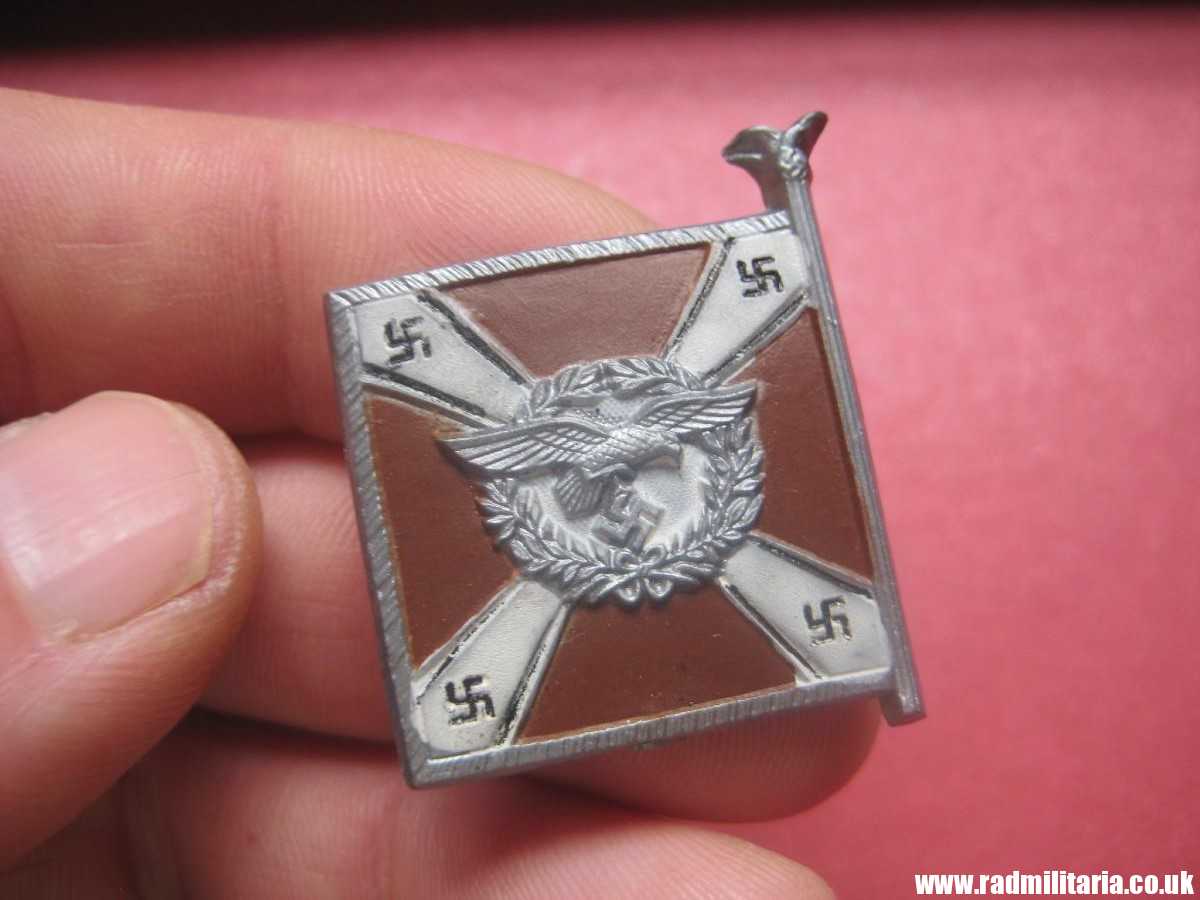 & WW2 German PLASTIC tinnie BADGE: WHW Regiment Luftwaffe FLAG - LUFTNACHRICHTENTRUPPE 4We. Standarten Der Luftwaffe.