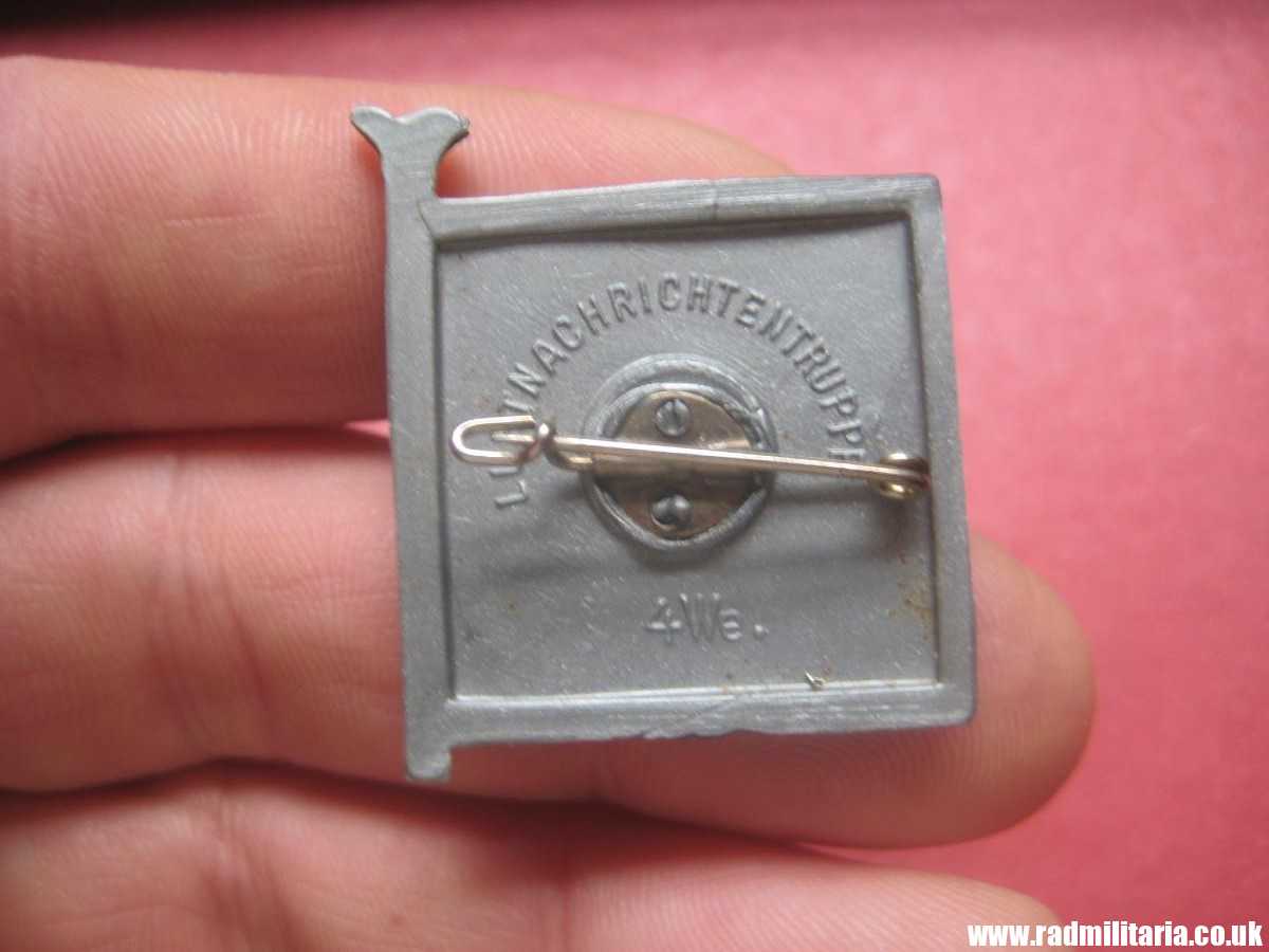 & WW2 German PLASTIC tinnie BADGE: WHW Regiment Luftwaffe FLAG - LUFTNACHRICHTENTRUPPE 4We. Standarten Der Luftwaffe. - Image 3