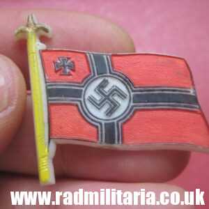 & WW2 German PLASTIC tinnie BADGE - WHW FLAG - TRAGEFLAGGE DER KRIEGSSCHIFFE SA4 in very good condition.