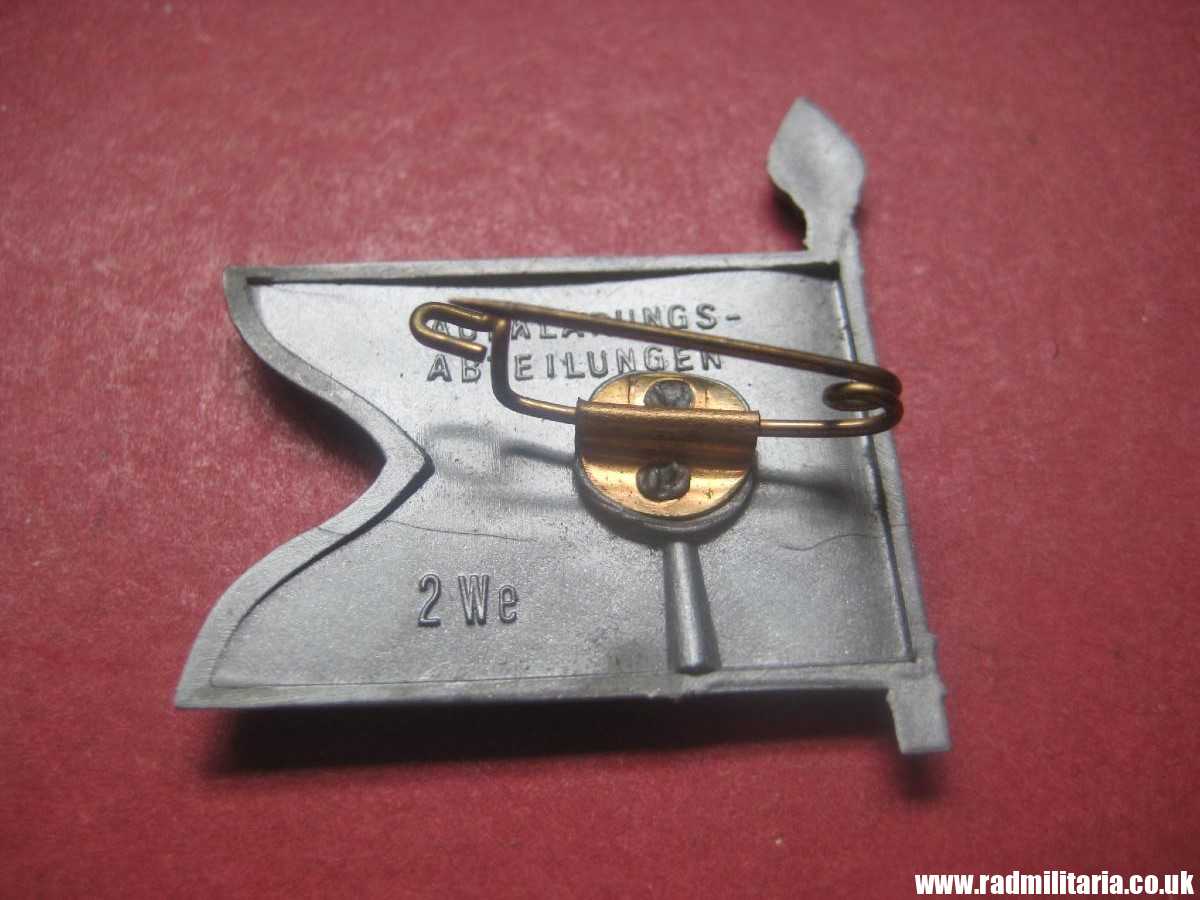& WW2 German PLASTIC tinnie BADGE - WHW FLAG - AUFKLARUNGS-ABTEILUNGEN 2We in very good condition. - Image 5