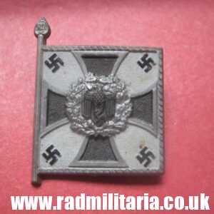 & WW2 German PLASTIC tinnie BADGE - WHW FLAG - INFANTERIE 22 Su. complete badge in very good condition.