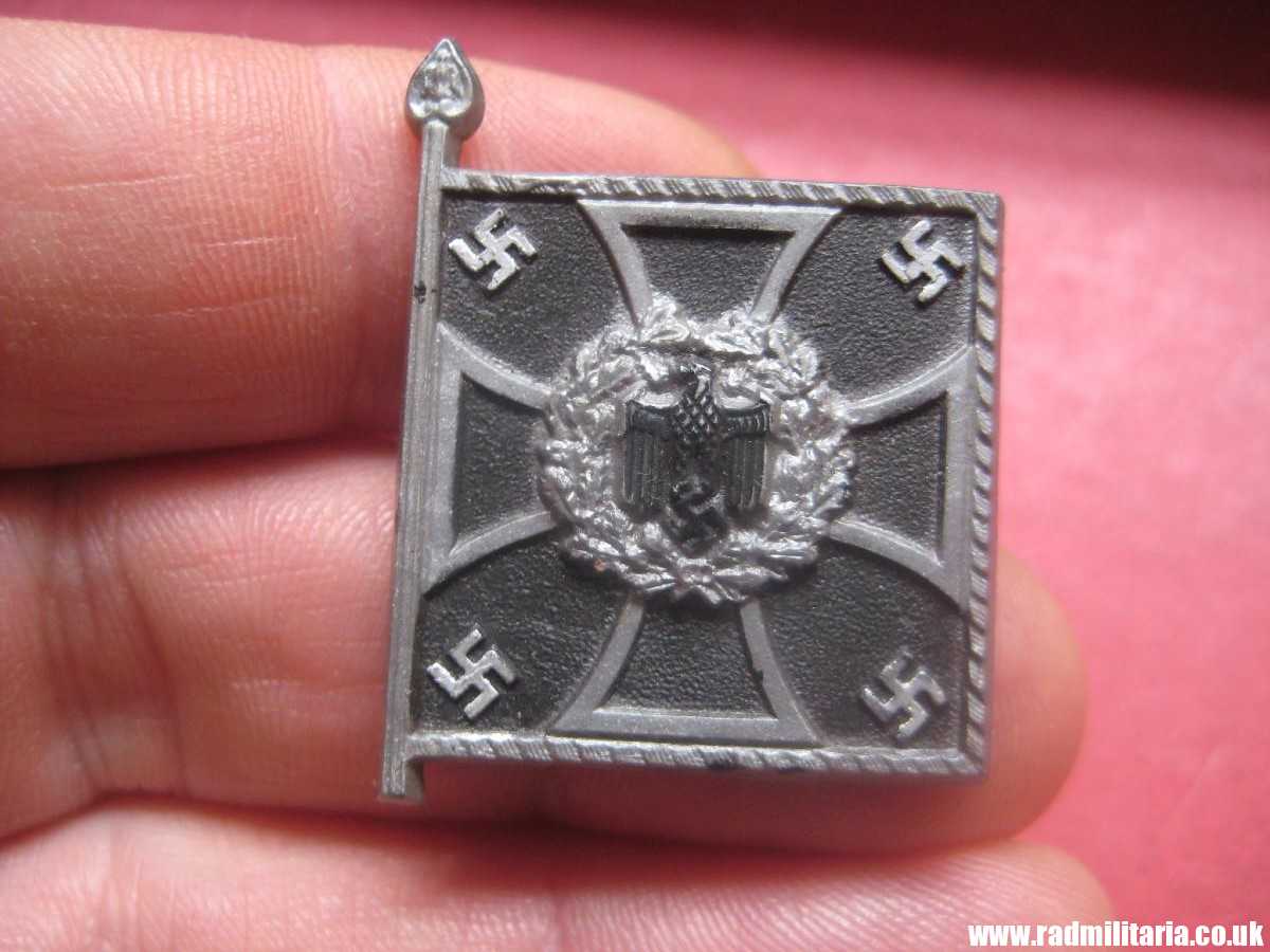 & WW2 German PLASTIC tinnie BADGE: WHW- PIONIERE 22Su. in very good condition. - Image 2