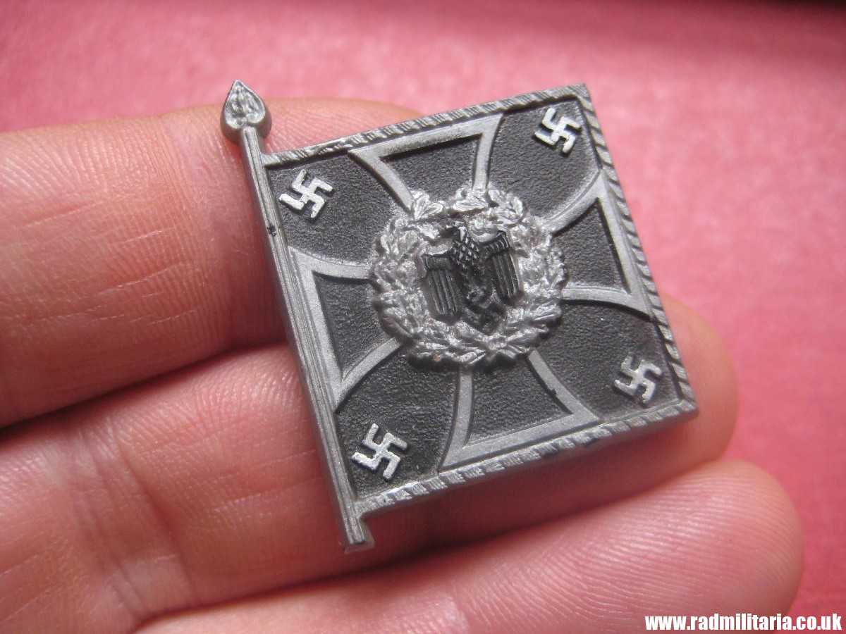 & WW2 German PLASTIC tinnie BADGE: WHW- PIONIERE 22Su. in very good condition. - Image 4