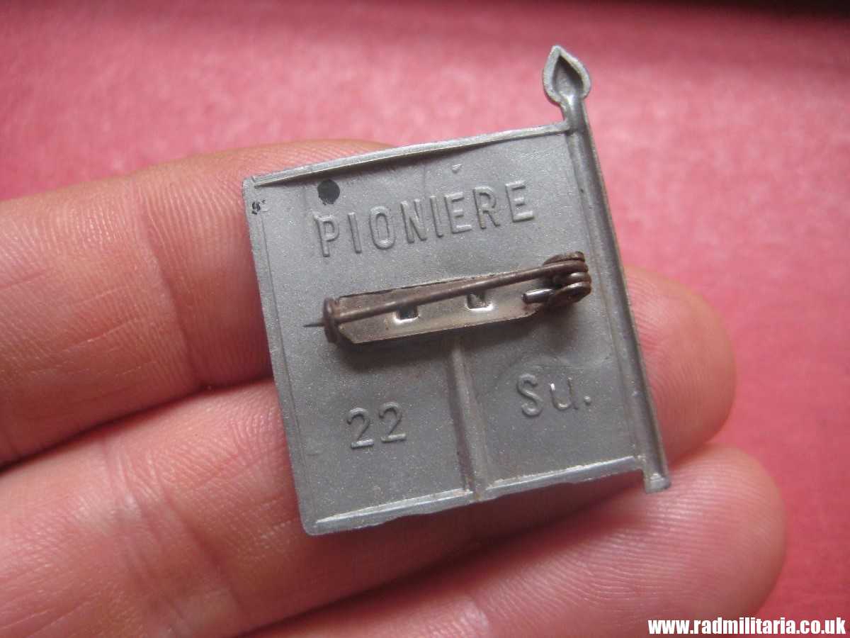 & WW2 German PLASTIC tinnie BADGE: WHW- PIONIERE 22Su. in very good condition. - Image 3