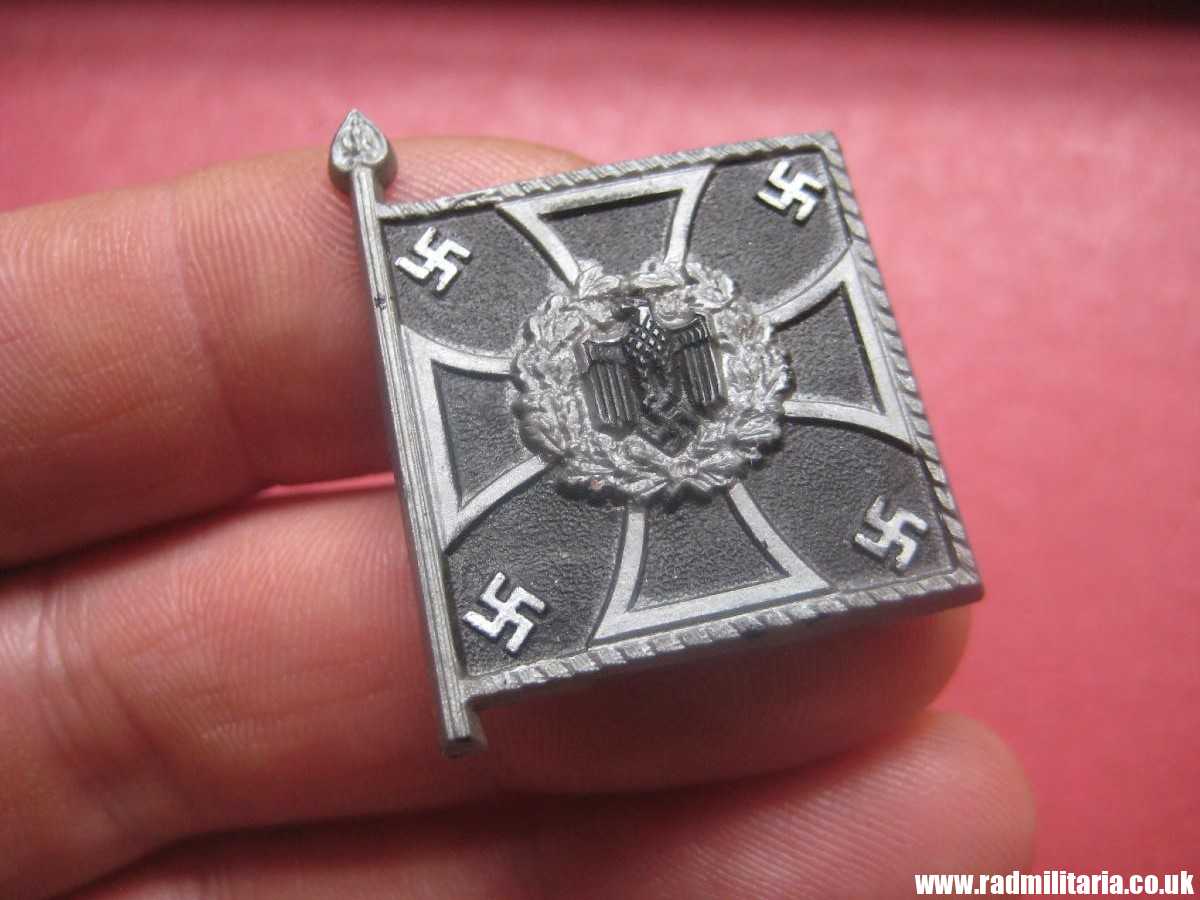 & WW2 German PLASTIC tinnie BADGE: WHW- PIONIERE 22Su. in very good condition.