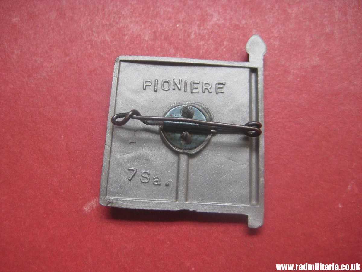 & WW2 German PLASTIC tinnie BADGE: WHW- PIONIERE 7Sa. in very good condition. - Image 3